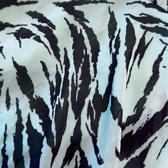 NEW WAYF Maxi Dress Ruffle Tier Flutter Sleeve Animal Print Summer Wedding Sz XS - Picture 9 of 9